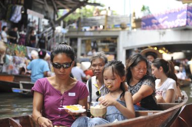 Ratchaburi, Tayland-25 Ağustos: Ratchaburi içinde yüzen çarşı. . Ürün satın almak için kullanılabilir. Hem tüketici hem de souvenirs.on Ağustos 25,2016 içinde Ratchaburi, Tayland