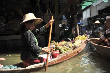 Ratchaburi, Tayland-25 Ağustos: Ratchaburi içinde yüzen çarşı. . Ürün satın almak için kullanılabilir. Hem tüketici hem de souvenirs.on Ağustos 25,2016 içinde Ratchaburi, Tayland