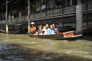 Ratchaburi, Tayland-25 Ağustos: Ratchaburi içinde yüzen çarşı. . Ürün satın almak için kullanılabilir. Hem tüketici hem de souvenirs.on Ağustos 25,2016 içinde Ratchaburi, Tayland