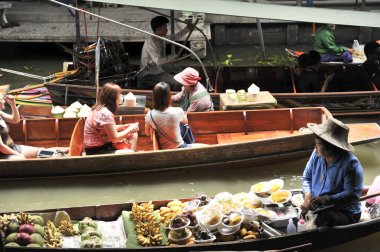 Ratchaburi, Tayland-25 Ağustos: Ratchaburi içinde yüzen çarşı. . Ürün satın almak için kullanılabilir. Hem tüketici hem de souvenirs.on Ağustos 25,2016 içinde Ratchaburi, Tayland