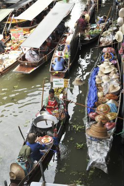 Ratchaburi, Tayland-25 Ağustos: Ratchaburi içinde yüzen çarşı. . Ürün satın almak için kullanılabilir. Hem tüketici hem de souvenirs.on Ağustos 25,2016 içinde Ratchaburi, Tayland
