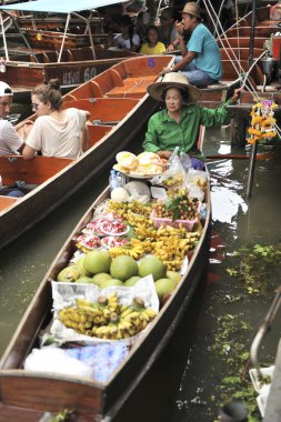 Ratchaburi, Tayland-25 Ağustos: Ratchaburi içinde yüzen çarşı. . Ürün satın almak için kullanılabilir. Hem tüketici hem de souvenirs.on Ağustos 25,2016 içinde Ratchaburi, Tayland