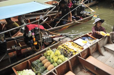 Ratchaburi, Tayland-25 Ağustos: Ratchaburi içinde yüzen çarşı. . Ürün satın almak için kullanılabilir. Hem tüketici hem de souvenirs.on Ağustos 25,2016 içinde Ratchaburi, Tayland