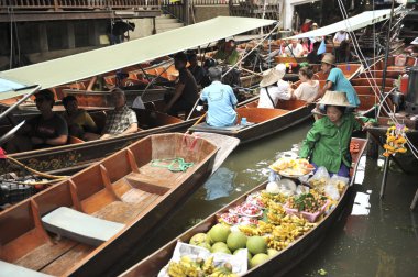 Ratchaburi, Tayland-25 Ağustos: Ratchaburi içinde yüzen çarşı. . Ürün satın almak için kullanılabilir. Hem tüketici hem de souvenirs.on Ağustos 25,2016 içinde Ratchaburi, Tayland
