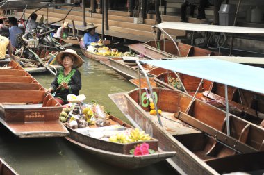 Ratchaburi, Tayland-25 Ağustos: Ratchaburi içinde yüzen çarşı. . Ürün satın almak için kullanılabilir. Hem tüketici hem de souvenirs.on Ağustos 25,2016 içinde Ratchaburi, Tayland