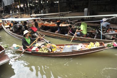 Ratchaburi, Tayland-25 Ağustos: Ratchaburi içinde yüzen çarşı. . Ürün satın almak için kullanılabilir. Hem tüketici hem de souvenirs.on Ağustos 25,2016 içinde Ratchaburi, Tayland