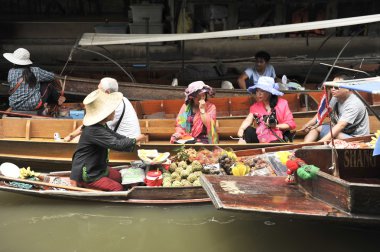Ratchaburi, Tayland-25 Ağustos: Ratchaburi içinde yüzen çarşı. . Ürün satın almak için kullanılabilir. Hem tüketici hem de souvenirs.on Ağustos 25,2016 içinde Ratchaburi, Tayland