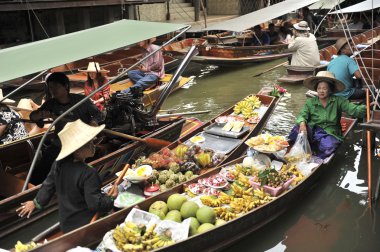 Ratchaburi, Tayland-25 Ağustos: Ratchaburi içinde yüzen çarşı. . Ürün satın almak için kullanılabilir. Hem tüketici hem de souvenirs.on Ağustos 25,2016 içinde Ratchaburi, Tayland
