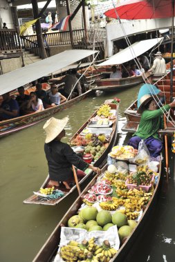 Ratchaburi, Tayland-25 Ağustos: Ratchaburi içinde yüzen çarşı. . Ürün satın almak için kullanılabilir. Hem tüketici hem de souvenirs.on Ağustos 25,2016 içinde Ratchaburi, Tayland