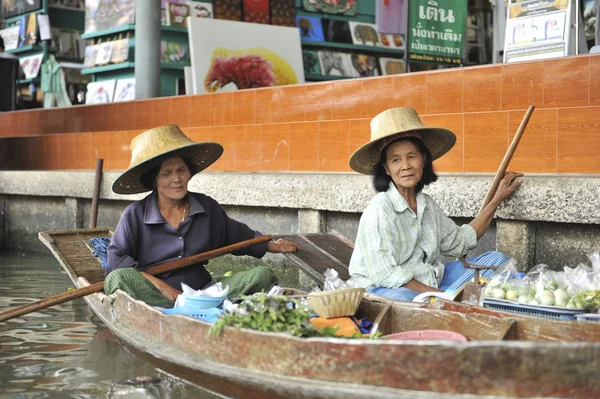 Ratchaburi, tailandia 25 de agosto: Mercado flotante en Ratchaburi. El producto está disponible para su compra. Es a la vez el consumidor y souvenirs.on el agosto 25,2016 en Ratchaburi, Tailandia — Foto de Stock