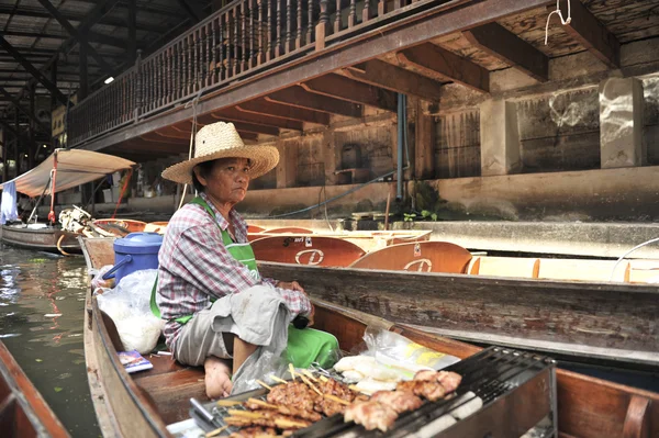 Ratchaburi, tailandia 25 de agosto: Mercado flotante en Ratchaburi. El producto está disponible para su compra. Es a la vez el consumidor y souvenirs.on el agosto 25,2016 en Ratchaburi, Tailandia — Foto de Stock