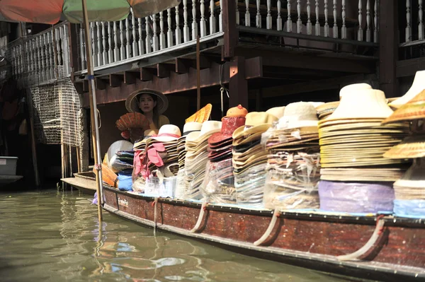 拉、 泰国-八月 25︰ 漂浮的市场在拉差布里。.该产品是可供购买。它是消费者和 souvenirs.on 八月 25,2016 在泰国拉差布里 — 图库照片