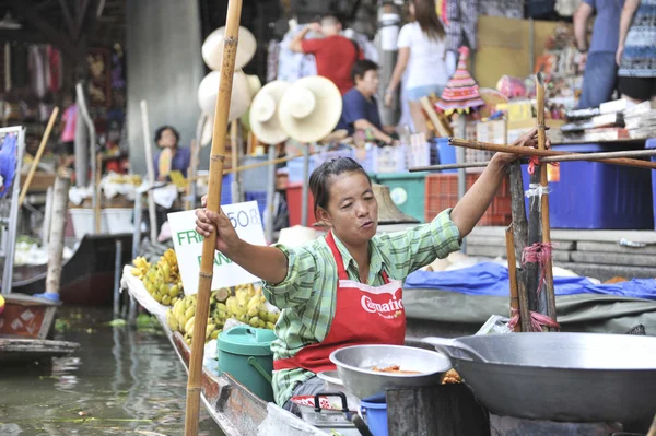 Ratchaburi, tailandia 25 de agosto: Mercado flotante en Ratchaburi. El producto está disponible para su compra. Es a la vez el consumidor y souvenirs.on el agosto 25,2016 en Ratchaburi, Tailandia — Foto de Stock