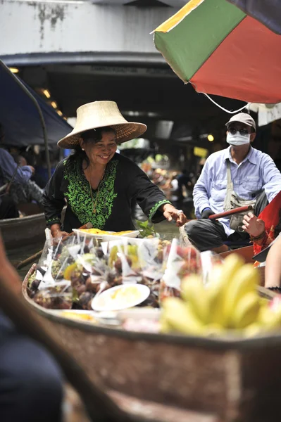 Ratchaburi, tailandia 25 de agosto: Mercado flotante en Ratchaburi. El producto está disponible para su compra. Es a la vez el consumidor y souvenirs.on el agosto 25,2016 en Ratchaburi, Tailandia — Foto de Stock