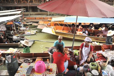 Ratchaburi, Tayland-25 Ağustos: Ratchaburi içinde yüzen çarşı. . Ürün satın almak için kullanılabilir. Hem tüketici hem de souvenirs.on Ağustos 25,2016 içinde Ratchaburi, Tayland