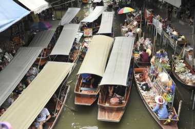 Ratchaburi, Tayland-25 Ağustos: Ratchaburi içinde yüzen çarşı. . Ürün satın almak için kullanılabilir. Hem tüketici hem de souvenirs.on Ağustos 25,2016 içinde Ratchaburi, Tayland