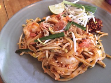 Pad Thai yeşil tabak