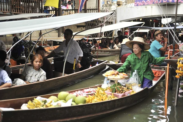 Ratchaburi, Tayland-25 Ağustos: Ratchaburi içinde yüzen çarşı. . Ürün satın almak için kullanılabilir. Hem tüketici hem de souvenirs.on Ağustos 25,2016 içinde Ratchaburi, Tayland