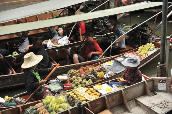 Ratchaburi, tailandia 25 de agosto: Mercado flotante en Ratchaburi. El producto está disponible para su compra. Es a la vez el consumidor y souvenirs.on el agosto 25,2016 en Ratchaburi, Tailandia — Foto de Stock