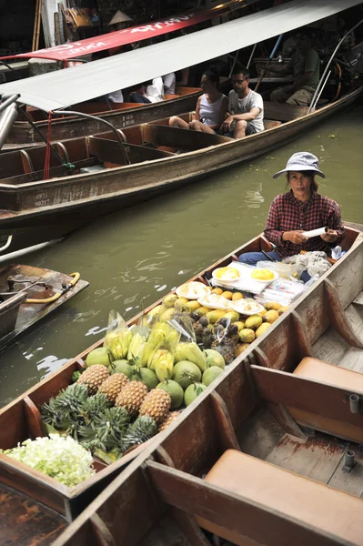 Ratchaburi, Thajsko-august 25: plovoucí trh ve městě Ratchaburi. . Produkt je k dispozici pro nákup. Je to jak spotřebitele, tak i souvenirs.on srpna 25,2016 v Ratchaburi, Thajsko — Stock fotografie