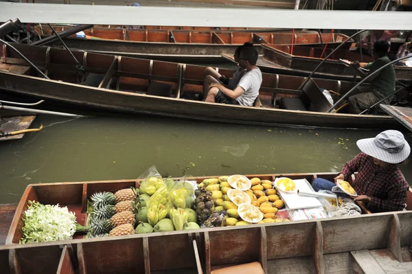 Ratchaburi, Thajsko-august 25: plovoucí trh ve městě Ratchaburi. . Produkt je k dispozici pro nákup. Je to jak spotřebitele, tak i souvenirs.on srpna 25,2016 v Ratchaburi, Thajsko — Stock fotografie