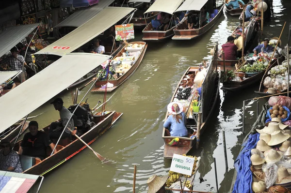 Ratchaburi, tailandia 25 de agosto: Mercado flotante en Ratchaburi. El producto está disponible para su compra. Es a la vez el consumidor y souvenirs.on el agosto 25,2016 en Ratchaburi, Tailandia — Foto de Stock