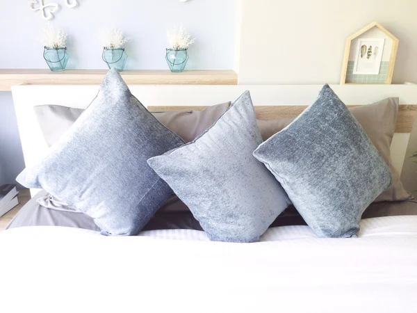 Rahat mavi yastık ve yatak — Stok fotoğraf
