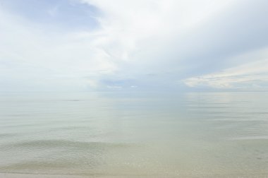 Deniz açık mavi su ile 