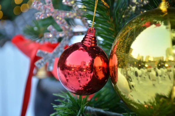 Boże Narodzenie tle czerwony ornament, złoty pudełko, jagody i jodły w śniegu — Zdjęcie stockowe