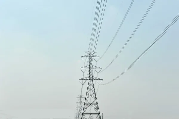力タワーと伝送線 — ストック写真