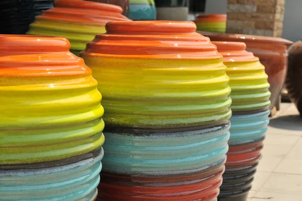 Pot dans beaucoup de couleurs — Photo