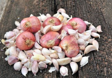 Soğan Sarımsak ahşap arka plan üzerinde