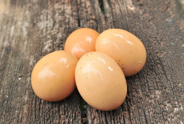 Uovo su fondo legno — Foto Stock
