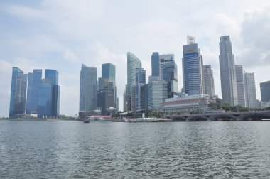 Marina Bay Singapur içinde gökdelenler Singapur görünümü. Singapur dünyanın dördüncü önde gelen finans merkezidir.