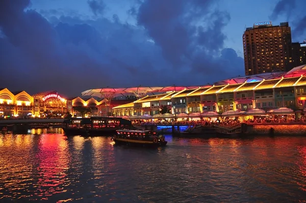 Singapour 28 juillet : Immeuble lumineux coloré la nuit à Clarke Quay Singapour 28 juillet 2012. Singapour Clarke Quay, est un quai historique au bord de la rivière à Singapour, situé dans la région du fleuve Singapour . — Photo