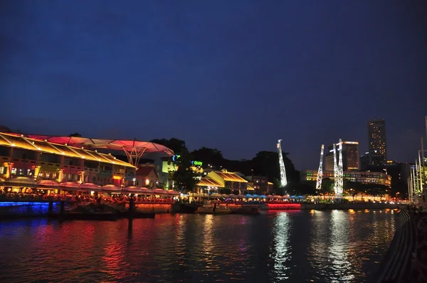 Singapore-july 28: Colorful light building at night in Clarke Quay Singapore-july 28,2012. Singapore Clarke Quay, is a historical riverside quay in Singapore, located within the Singapore River Area. — Zdjęcie stockowe