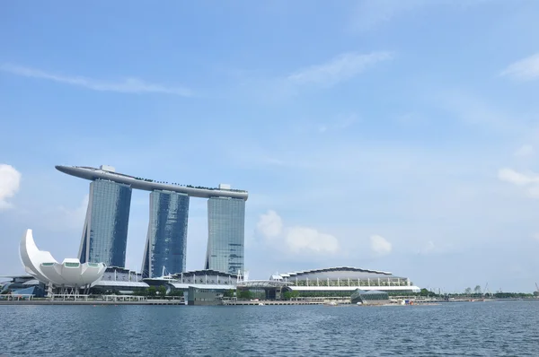 Singapore - 29 juli:'s werelds duurste standalone casino eigenschap bij ons$ 6,3 miljard. Marina Bay Sands Hotel domineert de skyline in Marina Bay in Singapore, 29 juli 2012. — Stockfoto