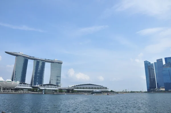 Singapur - 29 Temmuz: dünyanın en pahalı tek başına casino özelliği bize 6.3 milyar dolar. Marina Bay Sands Hotel Marina koyunda manzarası 29 Temmuz 2012 Singapur'da hakim. — Stok fotoğraf