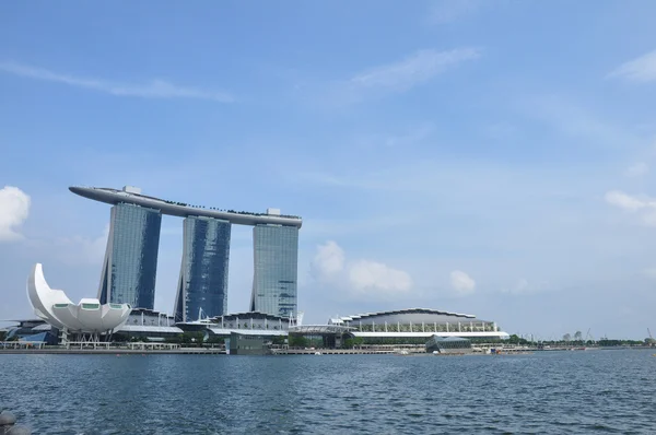 SINGAPUR - 29 de julio: La propiedad de casino independiente más cara del mundo en US $6.300 millones. Marina Bay Sands Hotel domina el horizonte en Marina Bay 29 de julio 2012 en Singapur . —  Fotos de Stock