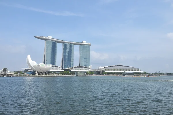 Singapore - 29 juli:'s werelds duurste standalone casino eigenschap bij ons$ 6,3 miljard. Marina Bay Sands Hotel domineert de skyline op Marina Bay uly 29, 2012 in Singapore. — Stockfoto