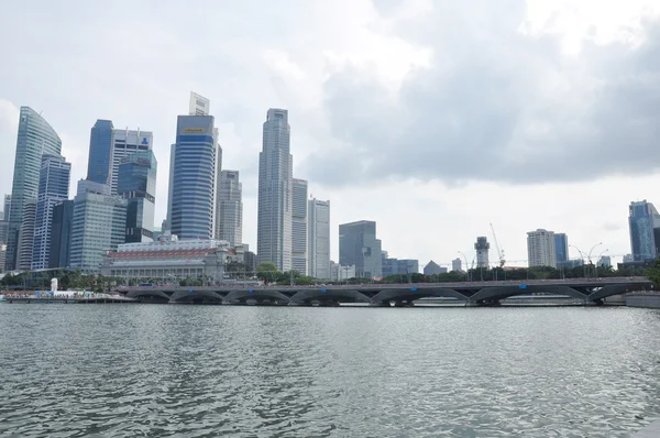 Singapore weergave van wolkenkrabbers in Marina Bay in Singapore. Singapore is's werelds vierde grootste financiële centrum. — Stockfoto