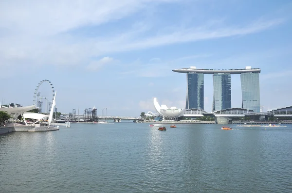 Singapore - 29 juli:'s werelds duurste standalone casino eigenschap bij ons$ 6,3 miljard. Marina Bay Sands Hotel domineert de skyline op Marina Bay uly 29, 2012 in Singapore. — Stockfoto