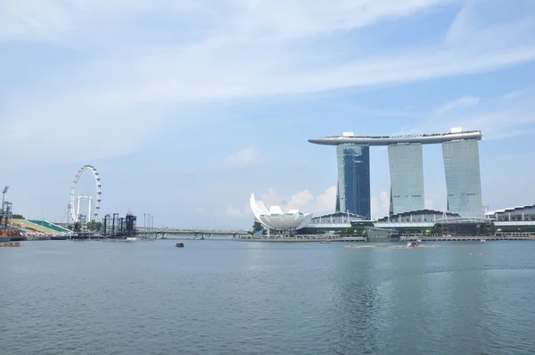 Singapur - 29 lipca: świecie najdroższy standalone kasyno Właściwość na nas 6,3 mld USD. Marina Bay Sands Hotel dominuje w panoramie w Marina Bay uly 29, 2012 w Singapurze. — Zdjęcie stockowe