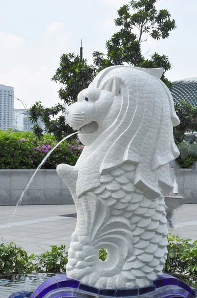 SINGAPUR - 29 de julio de 2012: La fuente Merlion en Singapur el 29 de julio de 2012. Merlion es una criatura imaginaria con la cabeza de un león, símbolo de Singapur . — Foto de Stock