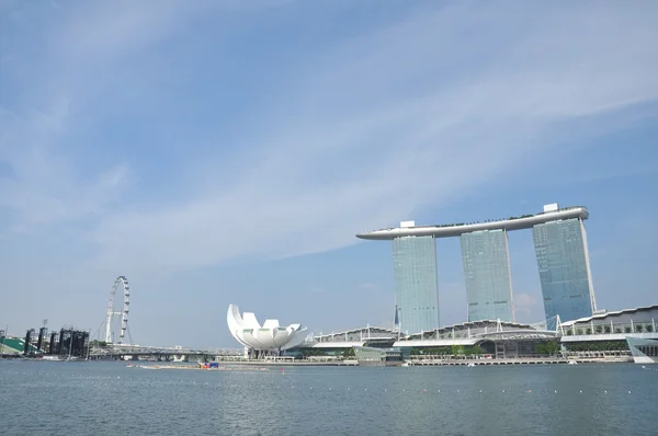 Szingapúr - július 29-én: a világ legdrágább önálló kaszinó tulajdonság ránk 6,3 milliárd dolláros. Marina Bay Sands Hotel dominál a skyline a Marina Bay 2012. július 29., Szingapúr. — Stock Fotó