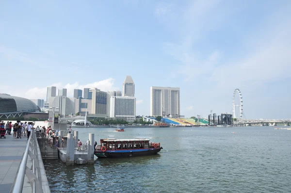 SINGAPUR - 29 de julio: La propiedad de casino independiente más cara del mundo en US $6.300 millones. Marina Bay Sands Hotel domina el horizonte en Marina Bay 29 de julio 2012 en Singapur . —  Fotos de Stock