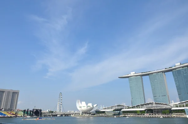 Singapore - 29 juli:'s werelds duurste standalone casino eigenschap bij ons$ 6,3 miljard. Marina Bay Sands Hotel domineert de skyline in Marina Bay in Singapore, 29 juli 2012. — Stockfoto