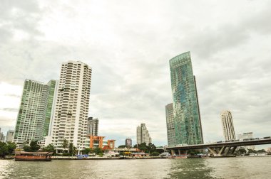 Tayland-Eylül 16,2015: Görünüm noktası Chao Phraya Nehri Saphan Taksin istasyona asiatique ön Nehri arasında bu istasyon Thonburi bölgesinde alanları işaret etmek önemlidir,