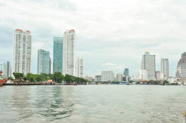 Tayland-Eylül 16,2015: Görünüm noktası Chao Phraya Nehri Saphan Taksin istasyona asiatique ön Nehri arasında bu istasyon Thonburi bölgesinde alanları işaret etmek önemlidir,