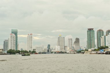 Tayland-Eylül 16,2015: Görünüm noktası Chao Phraya Nehri Saphan Taksin istasyona asiatique ön Nehri arasında bu istasyon Thonburi bölgesinde alanları işaret etmek önemlidir,